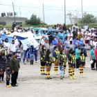 Para cumplir con las medidas de bioseguridad, solo desfilaron representantes de los 38 clubes que conforman la liga barrial.