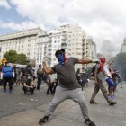 Manifestantes protestan en los alrededores del Parlamento argentino hoy en Buenos Aires (Argentina). Serios disturbios se registraron este jueves en los alrededores de la sede del Parlamento argentino cuando manifestantes que protestaban contra el nuevo acuerdo con el Fondo Monetario Internacional (FMI) se enfrentaron con la policía de la ciudad de Buenos Aires. EFE/Juan Ignacio Roncoroni