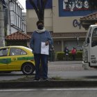 En el parterre, las personas esperan por varios minutos para poder cruzar.