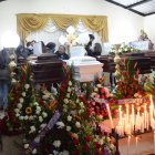 Familiares y amigos de las víctimas en el Carchi lamentan la partida de sus seres queridos. En el velorio se hizo presente toda la comunidad.