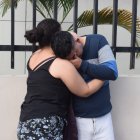 Familiares de uno de los asesinados lloran fuera de la morgue de Quevedo.