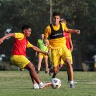 El defensor argentino Luca Sosa (d) sería titular en Barcelona, en el duelo ante Independiente del Valle.