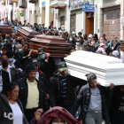 Familiares y amigos de las victimas de San Cristóbal Alto entierran a sus seres queridos.