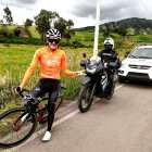 Richard Carapaz se siente seguro cuando es escoltado por el sargento Luis Aguas durante los entrenamientos por las carreteras del país.