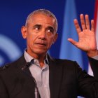 El expresidente de Estados Unidos dijo a los medios de comunicación que presenta solo dolor de garganta. Su esposa, Michelle Obama, dio negativo.