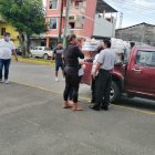 Desconcertados, familiares de la pareja aguardaban por los resultados de la necropsia.