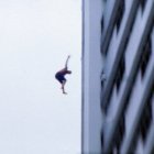 El hombre decidió lanzarse por la ventana de su departamento a las 09:57.