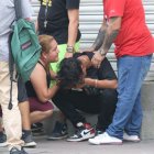 Familiares de la víctima lloran y tratan de consolarse entre ellos, luego de conocer la triste noticia.