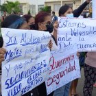 Con carteles moradores de Socio Vivienda protestaron por más seguridad.