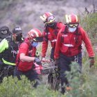 Los bomberos ayudaron a extraer el cuerpo desde el fondo de la quebrada.