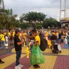 Los Zambrano viajaron desde Pedernales, ocho horas para estar en el estadio Monumental, mientras que los Arriega de Loja, se dieron vacaciones lunes, martes y míércoles, todo por llegar a ver al ídolo enfrentar a América en la fase 3 de la Copa Libertadores. La previa del Barcelona ante los brasileños fue una fiesta total fuera del estadio.
Desde las 10:00 del martes 15 de marzo llegaron los hinchas, muchos ya tenían la quincena y otros prestaron dinero, la idea era una sola, estar en el estadio.
"Esto se llama amor por el equipo, no me importa venir de tan lejos, mi Barcelona yo lo sigo hasta la muerte, si hasta la muerte" decía Javier Bravo, un hincha que había llegado desde Esmeraldas.
Mientras que Aníbal Bravo, había salido de la Cooperativa 6 de Julio en la vía Naranjal - Machala, en moto hasta el estadio: "Mi equipo me llama, es el ídolo del Ecuador".
Hubo toda clase de ventas, desde comida, mortadela con maní y limón, hasta las fundas de plásticos para cuidar los celulares, dos fundas por 25 centavos, si las mismas fundas que sirven para hacer bolos o hielo, el ingenio de la gente no tiene límites.
Lo mejor del partido fue el regreso de la genta en gajo al estadio Monumental.