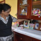 En un aparador tiene las fotos de sus seres queridos. Sus hijos fallecidos nacieron en tres años seguidos: 1984, 1985 y 1986, y murieron consecutivamente: 2020, 2021 y 2022.