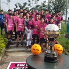 El trofeo de la Copa Sudamericana en el Parque Samanes con los chicos de Independiente del Valle.