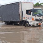 Los vehículos deben rodar con cuidado por las calles anegadas del balneario.