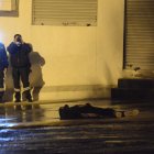 La Policía recreó el momento  en el que habrían arrojado al joven agonizante .