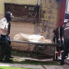 El cuerpo del dueño de casa fue el primero en ser extraído del lugar de los hechos.