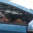 Momento en que la mujer evitó que le filmen el rostro dentro del carro.