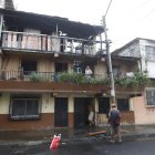En el percance no hubo heridos. El inmueble, de construcción mixta, quedó parcialmente destruido por un incendio que se originó.