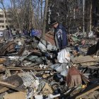 Un ohmbre camina entre edificios bombardeados por Rusia en Kiev.