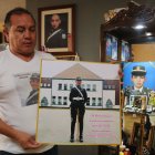 Robet Chico, padre de Érika, muestra una de las fotografías de cuando la joven estudiaba en la escuela de cadetes. 


FAMILIARES DE POLICIA QUE MURIO EN COLOMBIA YA UN AÑO DE LO SUCEDIDO . Angelo Chamba. (ag-extra ag-expreso ag-quito)