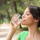 Beber agua, diariamente, ayuda al bienestar del cuerpo.