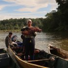 A Yolanda le da miedo que los piratas le roben el motor de la canoa y los dejen sin trabajo.