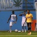 El defensa central Darío Aimar  (derecha) tuvo poca actividad el año anterior debido a que se lesionó