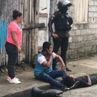 Los lugareños custodiaron a los individuos hasta la llegada de los agentes.