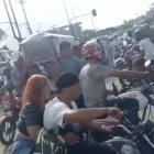 El féretro de Steven  era subidopor sus ‘panas’ a las motos para darle los piques.