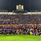 La plantilla del Deportivo Quito se tomó una fotografía con la hinchada chulla, que los alentó desde las gradas.