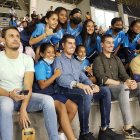 Los Rescalvo en las gradas, Ismael y Juan acompañados de Marco Mondaini, Oscar Bagui y las jugadoras del 9 de Octubre.