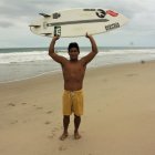 El surfista Álex Suárez dedica cuatro horas diarias a su  preparación, la cual incluye prácticas en el mar y trabajo físico en el gimnasio.
