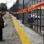 Un vecino muestra el primer muro que les pusieron.