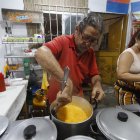 Victoriano, sus hijos y su esposa tienen un comedor en la avenida José Velasco Ibarra, en el sector de Bellavista, al norte de Guayaquil.