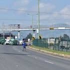A pesar de que existe un puente a unos 30 metros, los transeúntes prefieren cruzar por la vía.