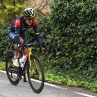 Richard Carapaz es uno de los favoritos para ganar la Vuelta a Cataluña. En la montaña buscará alcanzar el liderato.