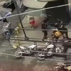 Los uniformados interceptaron a los implicados en un robo luego de que se resbalaran en una moto en la que huían.