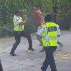 El conductor agredió a los agentes de tránsito, lo que inició la pelea.