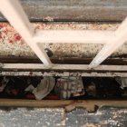 Ocurrió en la parte externa de la una farmacia de la cual la víctima mortal era el dueño. Los asesinos llegaron en un vehículo.