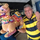 Ecuador Echeverría y uno de sus camellos que tiene luces y banderas.