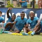 Jeremy Sarmiento (i) y Moisés Caicedo (segundo desde la izquierda) se muestran inseparables en la selección ecuatoriana.