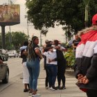 Tras la tragedia los familiares de las dos víctimas se daban consuelo.