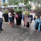 En el sitio podían verse prendas de vestir colgadas en las macetas.