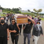 Los parientes de la mujer asesinada en el sur de Quito lloran su partida tan violenta.