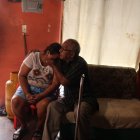 La abuela de la niña asesinada recibe el consuelo de su esposo. Presenciaron el crimen.