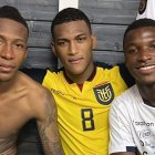Pervis Estupiñán (i), Carlos Gruezo y Moisés Caicedo festejaron en el camerino, tras el duelo ante Paraguay.