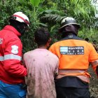 El joven fue subido en una ambulancia y llevado a una casa asistencial.
