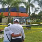 Los padres de la Génesis Tonato Lozada durante la exhumación de su cuerpo.