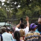 Los allegados, que esperaban fuera del recinto, se despedían con afán de sus hijos, sobrinos y hasta enamorados.