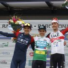 Richard Carapaz (i) junto a Sergio Higuita y Joao Almeida en el podio de la Vuelta a Cataluña.
